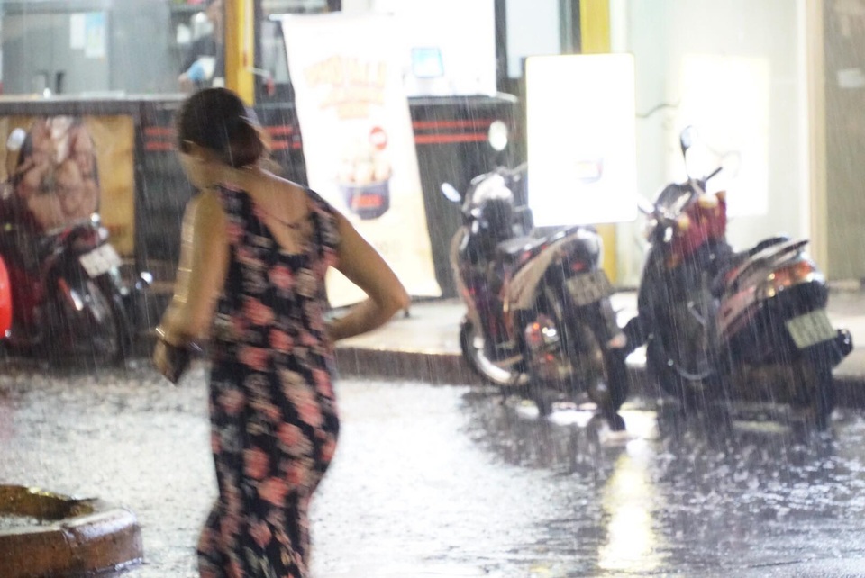 Giàn giáo đổ sập đè 2 ô tô giữa trung tâm Sài Gòn, nhiều người thoát chết - 12