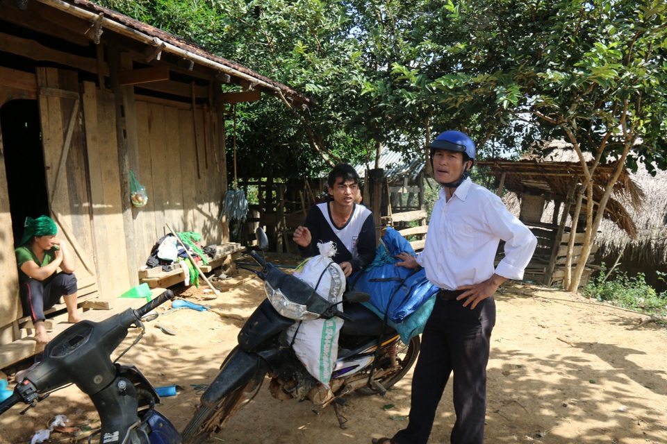Xúc động chuyện giáo viên vùng cao “giữ chân” học trò - 1 Thầy cô của trường không biết bao nhiêu lần đi vận động, “bắt” các em về lại trường