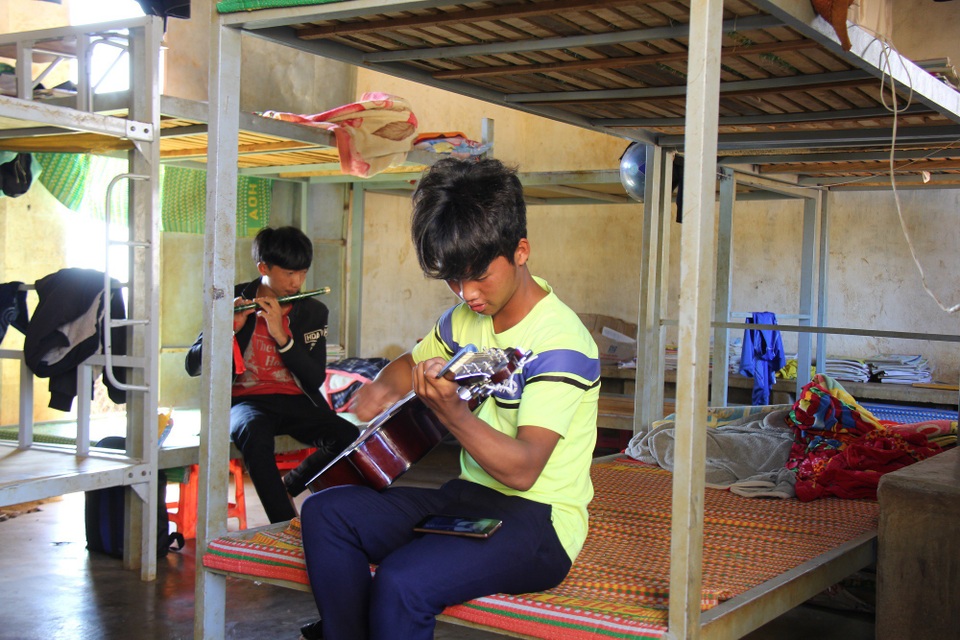 Xúc động chuyện giáo viên vùng cao “giữ chân” học trò - 2
Được ăn đủ chất, phát triển mọi mặt nên nhiều học sinh rất thích đi học