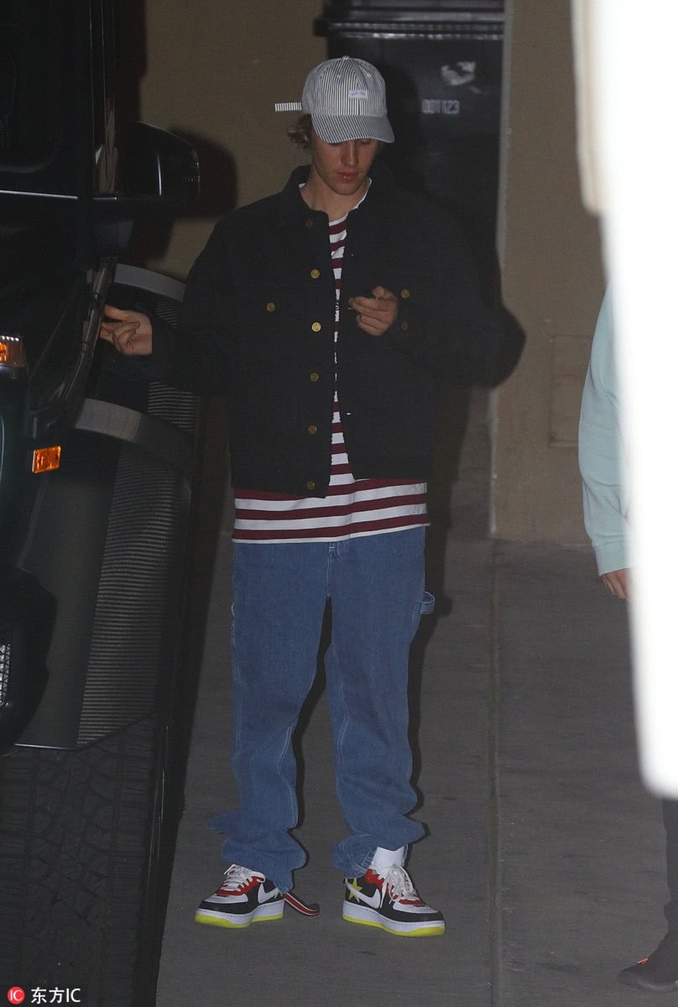 Selena Gomez và Justin Bieber cãi nhau - 1
Justin Bieber đưa Selena Gomez tới nhà thờ ở Beverly Hills, California, ngày 7/3 vừa rồi.