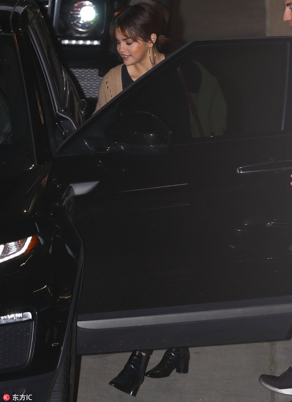 Selena Gomez và Justin Bieber cãi nhau - 2
Selena trông rất điệu đàng và sành điệu khi đi cùng bạn trai. Cặp đôi khá vui vẻ bên nhau lúc mới tới nhà thờ.