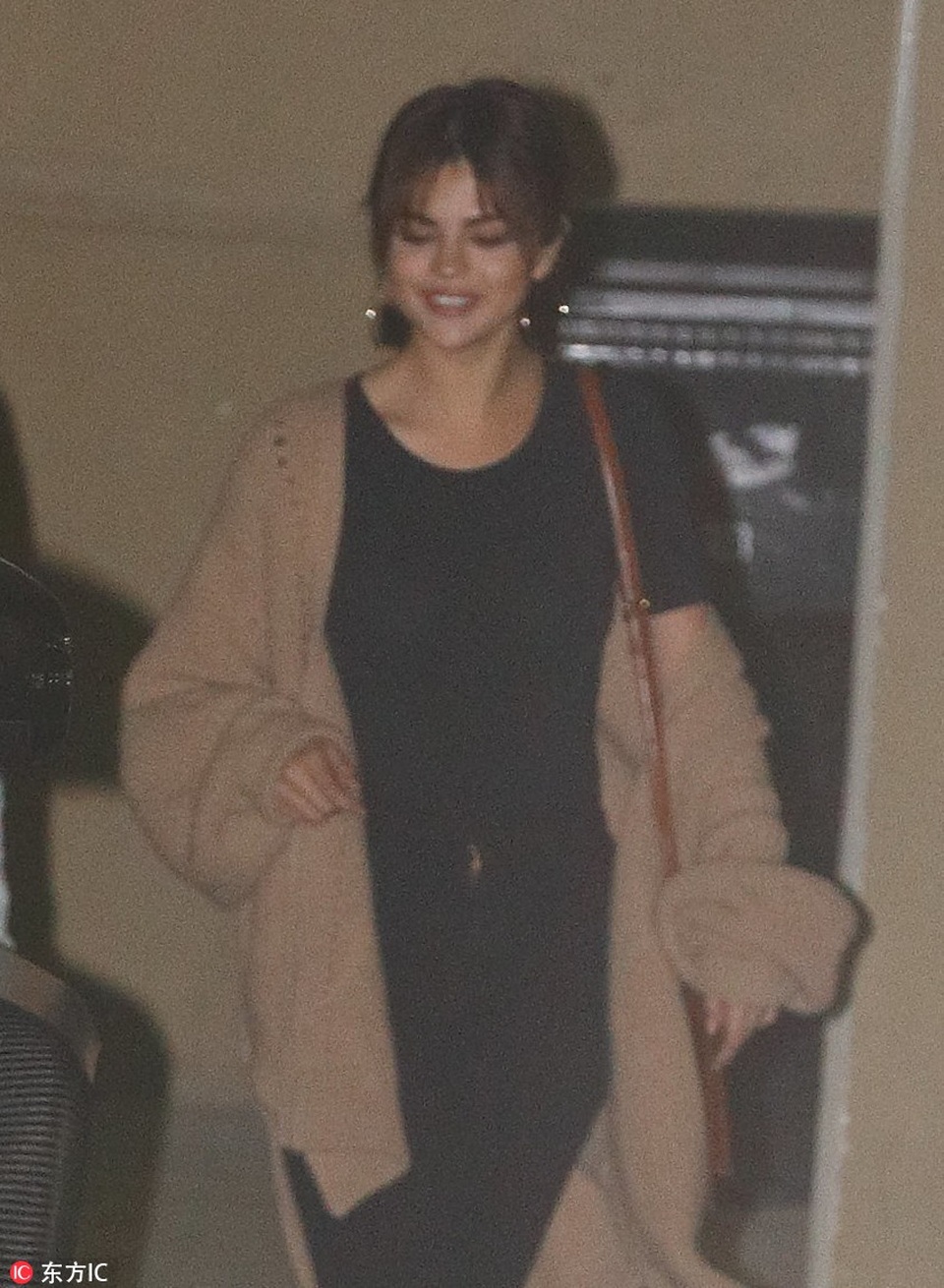 Selena Gomez và Justin Bieber cãi nhau - 5
Nữ ca sĩ 25 tuổi trông vô cùng rạng ngời khi tới nhà thờ. Cô và bạn trai cũ, Justin quyết định tái hợp từ tháng 10 năm ngoái sau khi Selena chia tay với The Weeknd.