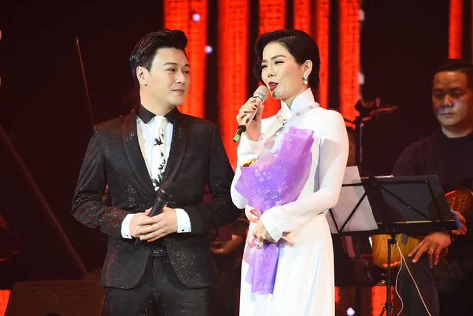 Lệ Quyên tình tứ hát “Biển tình” cùng Đàm Vĩnh Hưng - 11 MC Phan Anh và Lệ Quyên. Trong đêm nhạc tối qua, chính tay Lệ Quyên cũng đã bốc thăm và dành tặng cho khán giả nhiều phần quà hấp dẫn trong phần bốc thăm may mắn.
