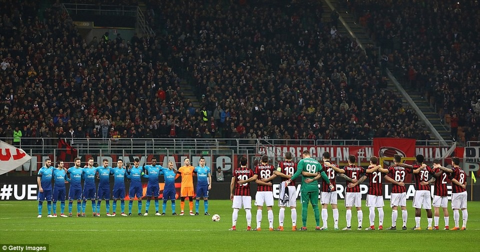 Những khoảnh khắc Arsenal hạ gục AC Milan tại San Siro - 1
Cầu thủ hai đội dành 1 phút mặc niệm cho cầu thủ Davide Astoria của Fiorentina đã qua đời cuối tuần trước