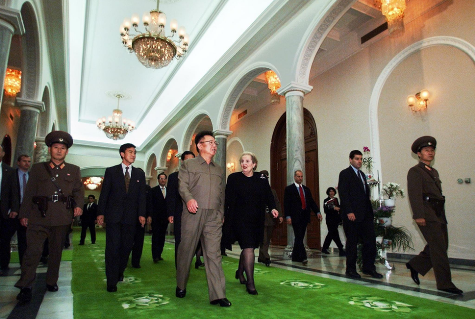 Chặng đường đàm phán chông gai giữa Mỹ và Triều Tiên - 3 Cựu Ngoại trưởng Mỹ Madeleine Albright gặp ông Kim Jong-il năm 2000 (Ảnh: NYT)