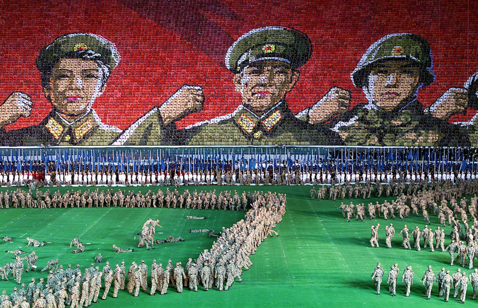 Điều ít biết về chuyến thăm hiếm hoi của quan chức cấp cao Mỹ tới Triều Tiên - 2 Ông Kim Jong-il mời bà Albright dự chương trình nghệ thuật hoành tráng tại sân vận động (Ảnh: Getty)