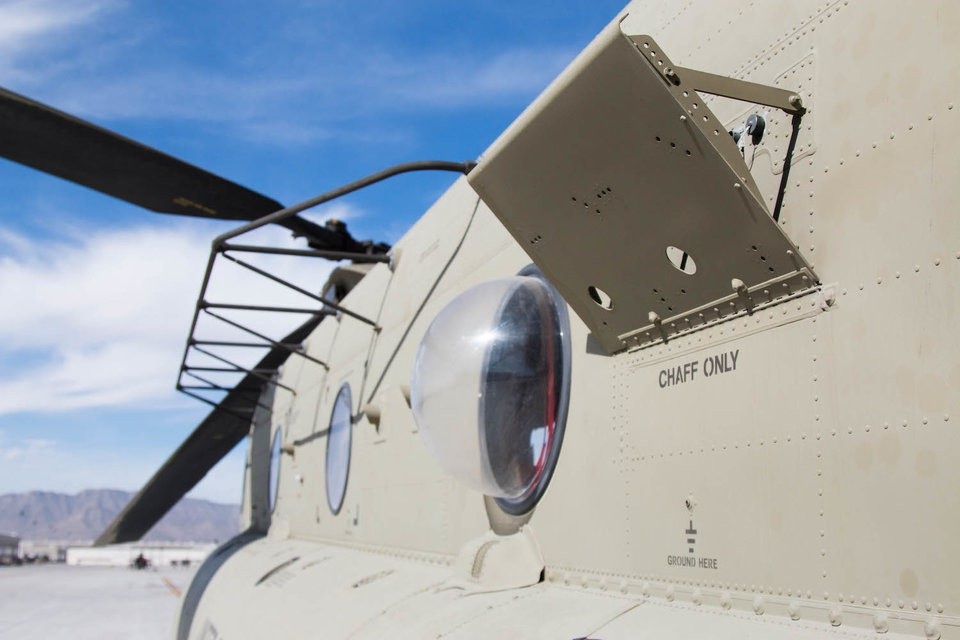 Cận cảnh siêu trực thăng “Ngựa thồ” uy lực của Mỹ - 6 CH47-D Chinook cũng được gắn thiết bị cản sóng radar của đối phương.