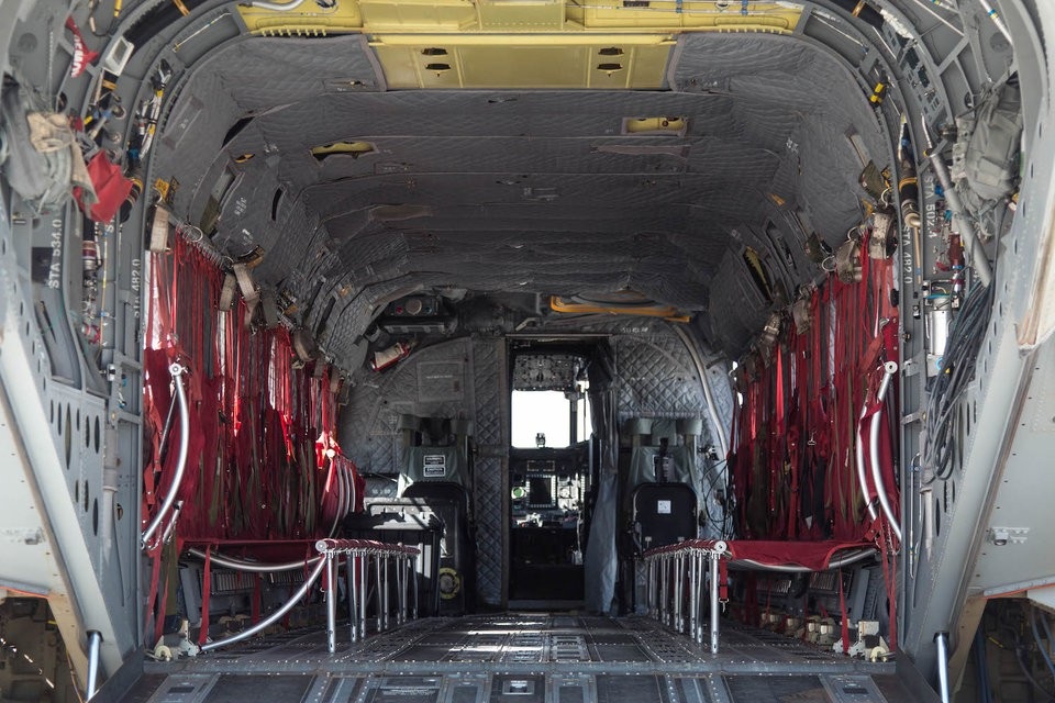 Cận cảnh siêu trực thăng “Ngựa thồ” uy lực của Mỹ - 8 CH47-D Chinook có thể chở 33 binh sĩ, ngoài 3 thành viên phi hành đoàn.