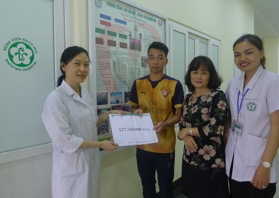 Trao hơn 127 triệu đồng đến người phụ nữ dân tộc Nùng bị tim - 3 Bác sĩ Giáp Thị Minh Nguyệt - phó phòng khoa C6 Tim mạch cùng bác sĩ Phạm Bích Mận - Trưởng phòng CTXH bệnh viện trao quà cho gia đình bệnh nhân.
