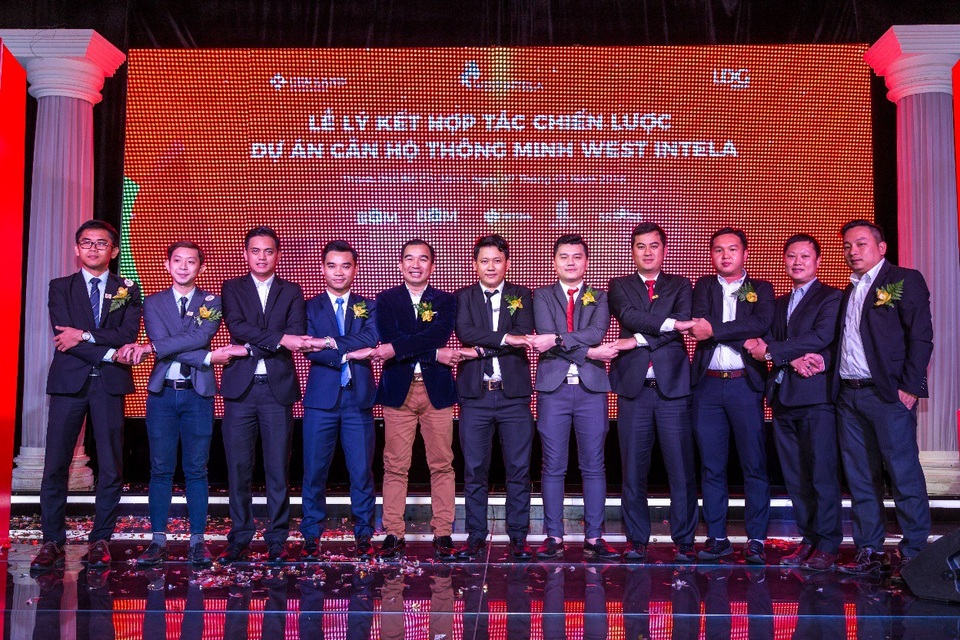 Cenland hợp tác với 5 đơn vị liên kết phân phối căn hộ thông minh West Intela - 2 Cái bắt tay giữa CENLAND và các đơn vị liên kết sẽ góp phần phát triển hơn nữa dòng sản phẩm thông minh West Intela.