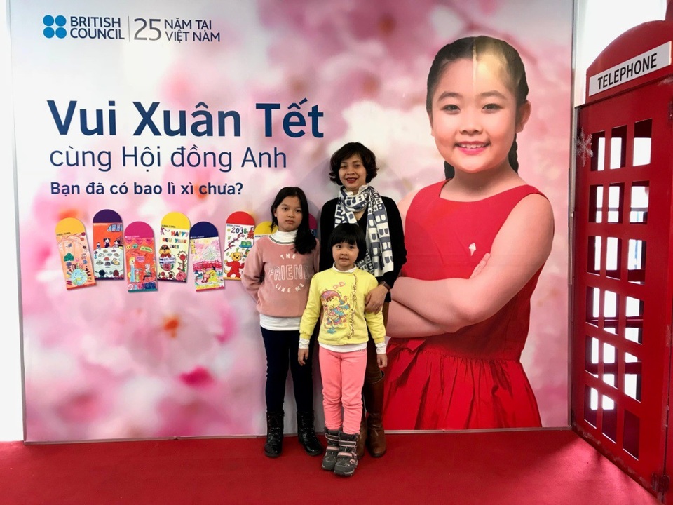 
3 mẹ con chị Hương chụp tại Hội đồng Anh Hà Nội.
