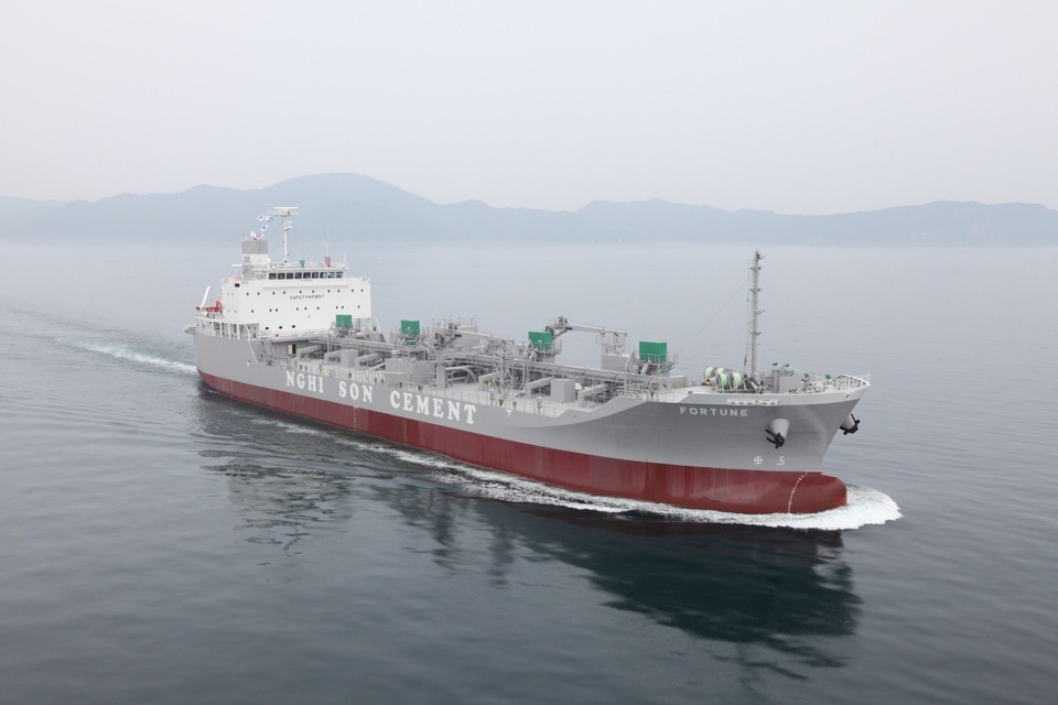 Nghi Sơn là đơn vị duy nhất ở Việt Nam có đội tàu chuyên dụng chở xi măng rời đảm bảo nguồn hàng ổn định