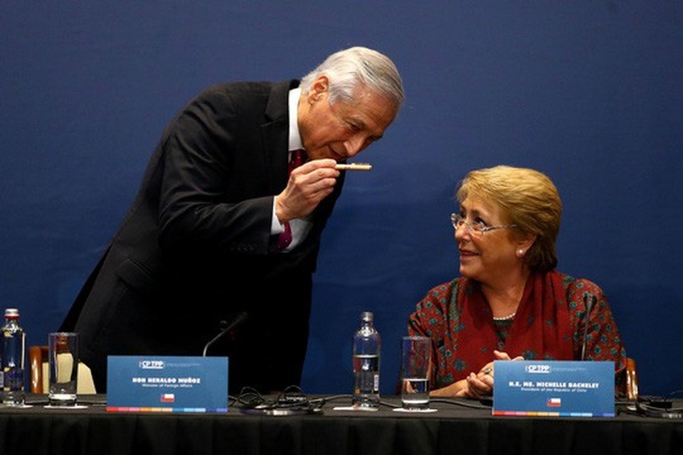 Tiết lộ hậu trường đàm phán CPTPP và yếu tố "ngôi sao" Chile - 4
Ngoại trưởng Chile Heraldo Munoz nói chuyện với Tổng thống Chile Michelle Bachelet tại lễ ký kết CPTPP tại Santiago – Chile hôm 8-3. Ảnh: Reuters