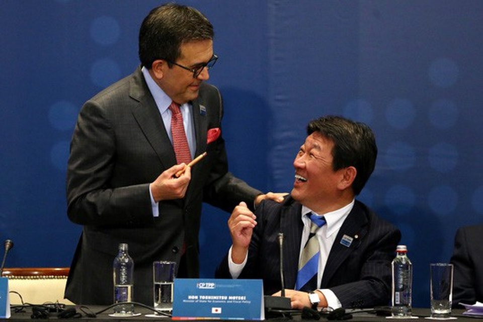 Tiết lộ hậu trường đàm phán CPTPP và yếu tố "ngôi sao" Chile - 5
Bộ trưởng Kinh tế Mexico Ildefonso Guajardo Villarreal nói chuyện với Bộ trưởng Tái thiết Kinh tế Nhật Bản Toshimitsu Motegi tại lễ ký kết CPTPP ở Chile hôm 8-3. Ảnh: Reuters