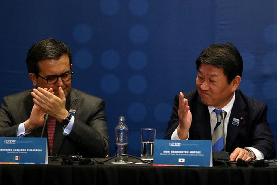 Tiết lộ hậu trường đàm phán CPTPP và yếu tố "ngôi sao" Chile - 6
Bộ trưởng Kinh tế Mexico Ildefonso Guajardo Villarreal và Bộ trưởng Tái thiết Kinh tế Nhật Bản Toshimitsu Motegi tại lễ ký kết CPTPP ở Chile hôm 8-3. Ảnh: Reuters