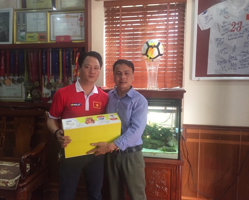 Nhà tài trợ VPMilk trao tặng sữa cho các cầu thủ U23 Việt Nam và gia đình - 2 Bố của cầu thủ Quang Hải nhận quà từ đại diện VPMilk, không quên cảm ơn nhà tài trợ của U23 Việt Nam