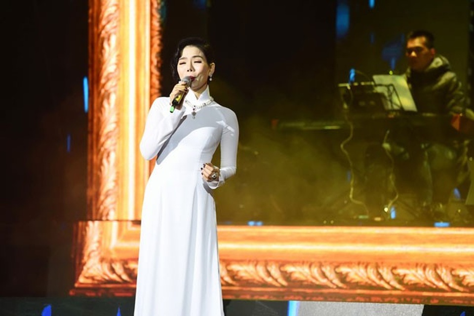 Lệ Quyên tình tứ hát “Biển tình” cùng Đàm Vĩnh Hưng - 1
Liveshow Đàm Vĩnh Hưng - Lệ Quyên diễn ra ngày 8/3 tại Hà Nội như món quà âm nhạc gửi tới phái đẹp nhân ngày tôn vinh phụ nữ.