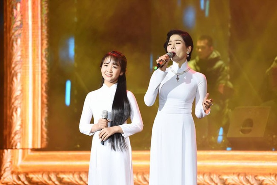 Lệ Quyên tình tứ hát “Biển tình” cùng Đàm Vĩnh Hưng - 2 Đêm liveshow mở đầu bằng những ca khúc Bolero nổi tiếng qua giọng hát của Lệ Quyên như “Vùng lá me bay”, “Ngày sau sẽ ra sao”, “Cánh buồm chuyển bến”…