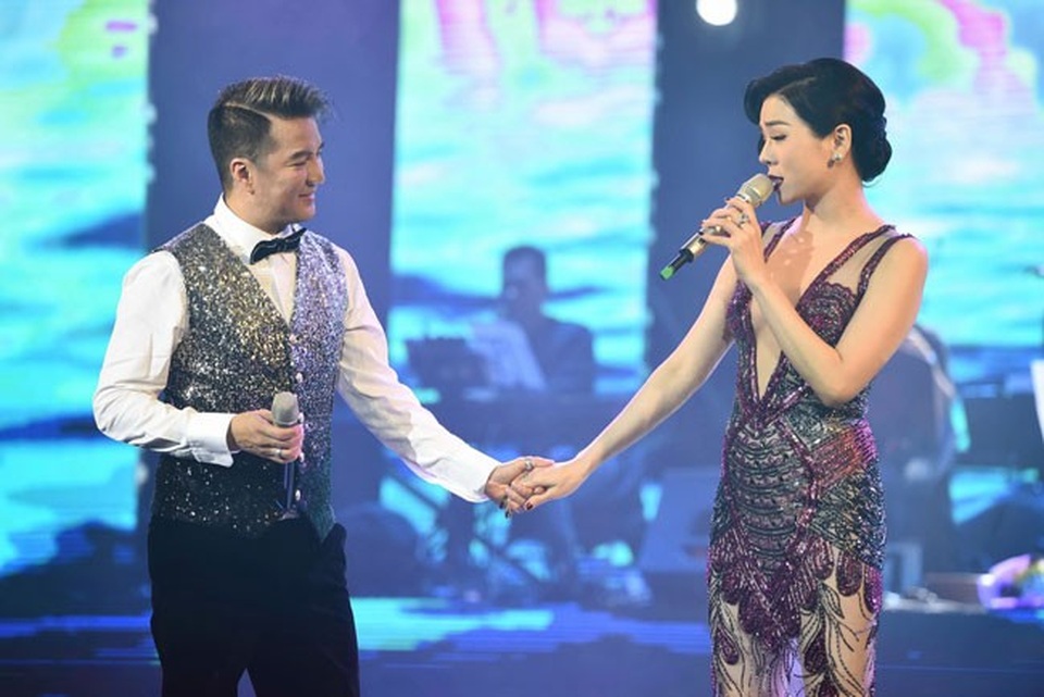 Lệ Quyên tình tứ hát “Biển tình” cùng Đàm Vĩnh Hưng - 4 Trong đêm nhạc đặc biệt gửi giai nhân, Lệ Quyên đã gửi tới những bài hát làm nên tên tuổi của mình như “Xin thời gian qua mau”, “Đoạn tuyệt”, “Nhật ký đời tôi”.