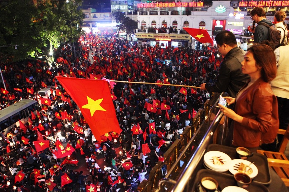 Màn ăn mừng bùng nổ ở hồ Gươm sau khi U23 Việt Nam vào chung kết - 1
Quảng trường Đông Kinh Nghĩa Thục kín đặc cổ động viên bóng đá cùng cờ đỏ sao vàng ăn mừng sau chiến thắng ngẹt thở của U23 Việt Nam trước Qatar.