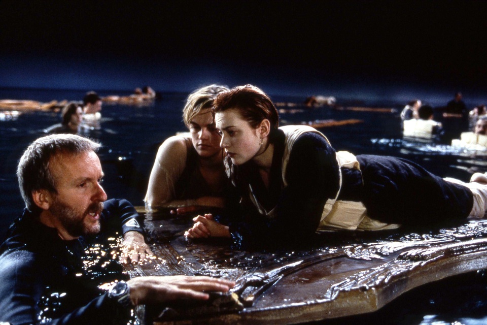 Lật lại những bí mật của “Titanic” - 3 Cảnh các hành khách vật lộn trong nước biển lạnh giá được quay trong một bể nước sâu hơn 90cm, đạo diễn Cameron đã yêu cầu nước được làm ấm để diễn viên không phải chịu cảnh lạnh cóng trong lúc quay phim.
