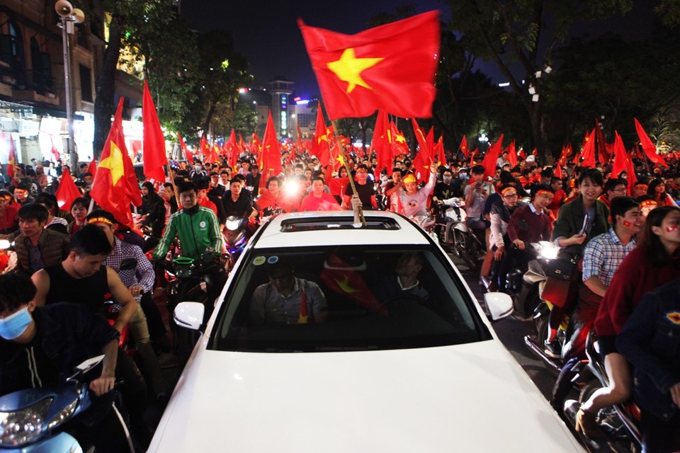 Màn ăn mừng bùng nổ ở hồ Gươm sau khi U23 Việt Nam vào chung kết - 13
Chiếc ô tô con không thể di chuyển giữa dòng cổ động viên cuồng nhiệt, chủ nhân mở cửa sổ trời và hòa mình vào bầu không khí ăn mừng.