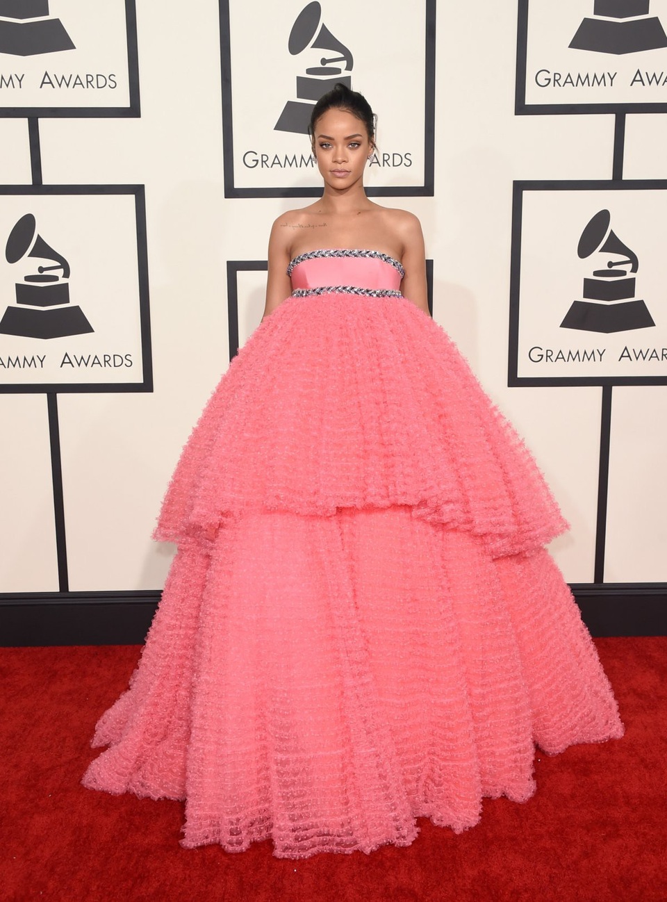 Rihanna khởi động năm 2015 với một bộ đầm hồng gây sửng sốt tại lễ trao giải Grammy, tạo thành câu chuyện thời trang được bình luận suốt nhiều ngày.