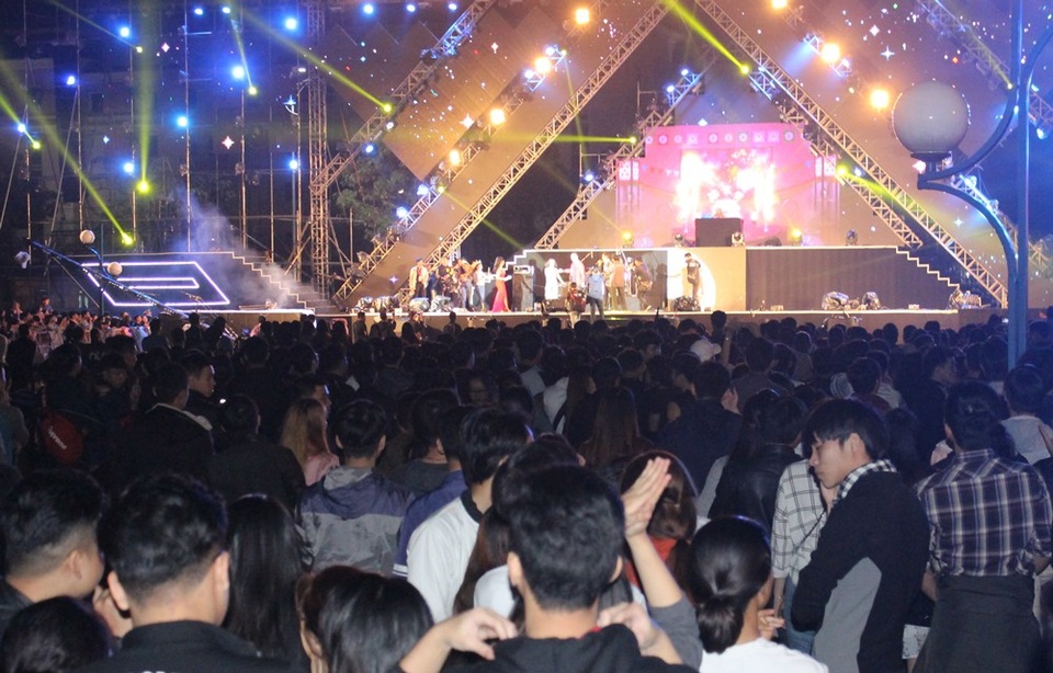 Biển người đếm ngược chào đón năm mới 2018 ở Đà Nẵng - 1 Biển người vây kín sân khấu lễ hội đếm ngược tại Quảng trường 2/9 - Đà Nẵng