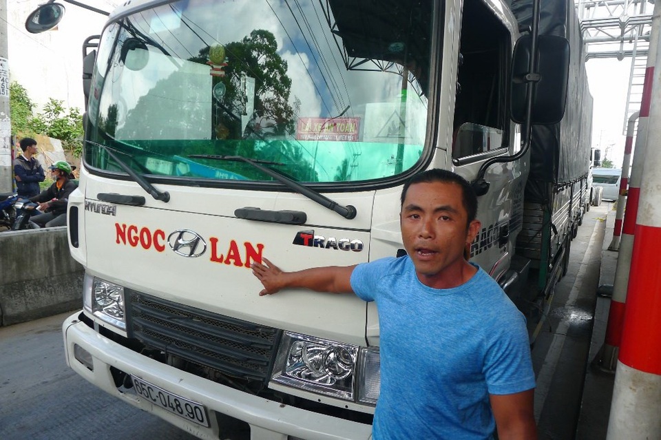 BOT Cần Thơ - Phụng Hiệp: Dân “nóng”, chính quyền sốt ruột, chủ đầu tư “lạnh băng”! - 5
Chủ doanh nghiệp Ngọc Lan đề nghị được miễn giảm thêm cho 20 chiếc xe của anh theo những người dân sống ở phường Ba Láng, vì anh có hợp đồng vận tải với các DN ở KCN Tân Phú Thạnh.