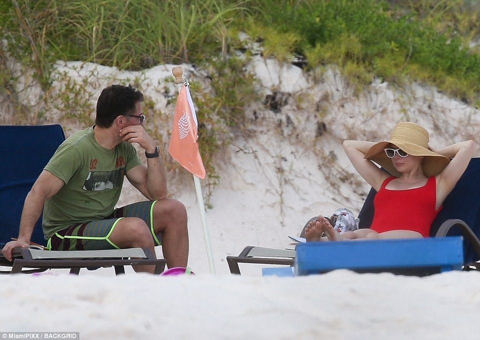 
Nữ diễn viên phim Núi yên ngựa và bạn trai doanh nhân hẹn hò đã được vài tháng. Trước đó Michelle hẹn hò với nam diễn viên quá cố Heath Ledger và có 1 con gái năm nay 12 tuổi
