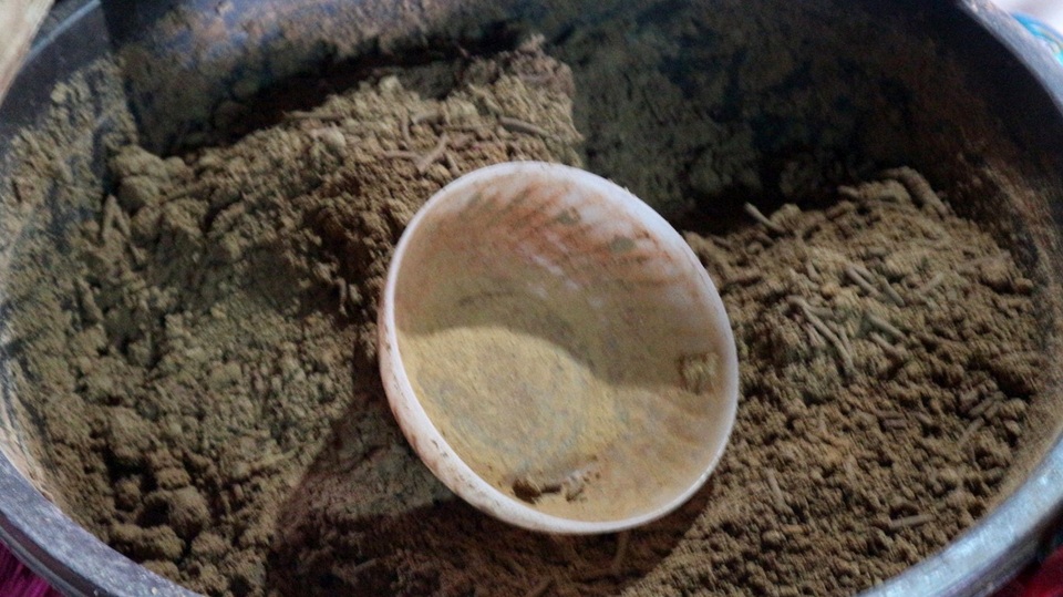 Để tạo kết dính cho bột quế, bột thường được trộn bằng chất keo của cây bời lời. Ở đây, nguyên liệu bột làm từ cây quế nổi tiếng của Quảng Nam