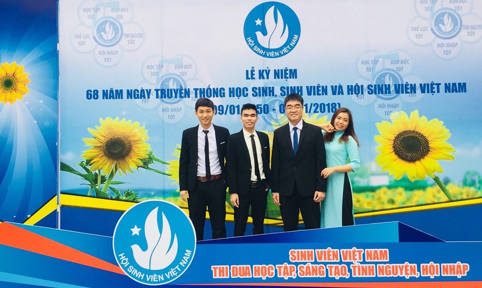 
SV Lê Hữu Linh Viễn (thứ hai, từ trái sang) cùng các bạn được trao giải thưởng Sao Tháng Giêng 2017
