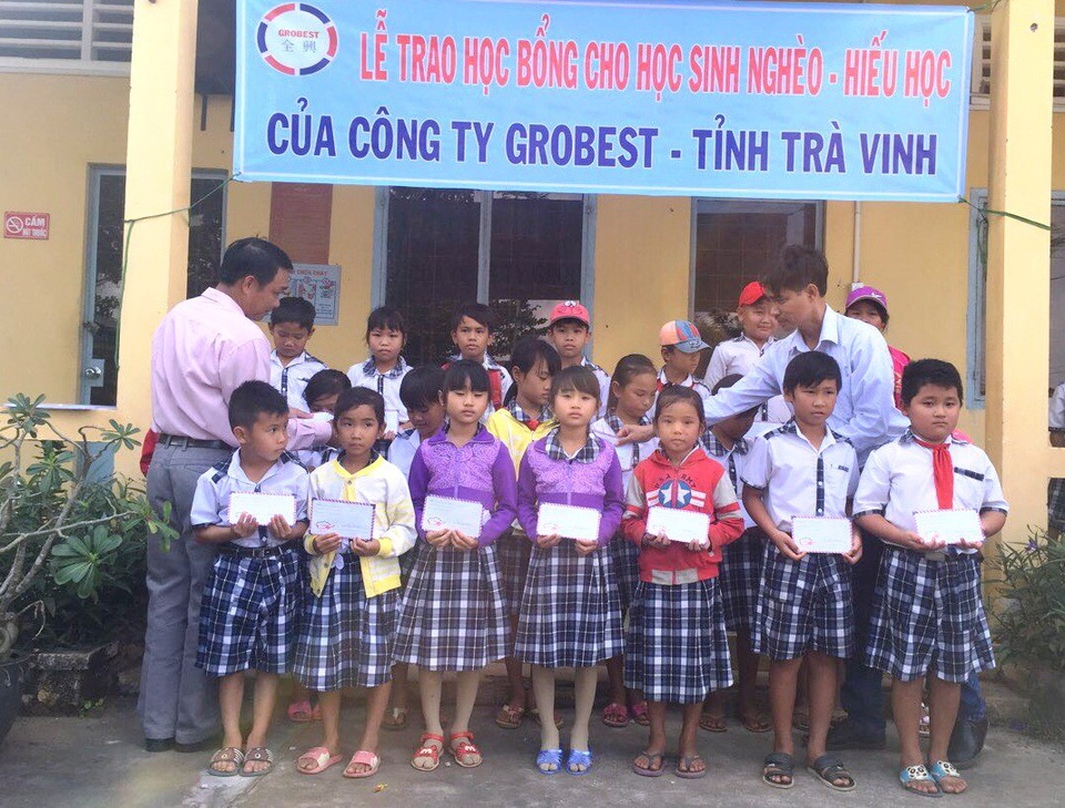 Grobest Việt Nam trao 160 suất học bổng đến các em học sinh nghèo tỉnh Trà Vinh - 4 Các học sinh trường tiểu học Long Hòa nhận học bổng Công ty Grobest Việt Nam