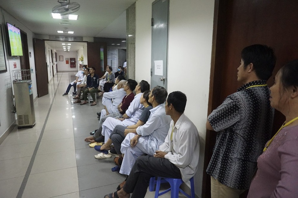 Quên đau đớn, bệnh nhân cùng bác sĩ hết mình cổ vũ U23 Việt Nam - 6 Quên đau đớn, bệnh nhân cùng bác sĩ hết mình cổ vũ U23 Việt Nam - 6