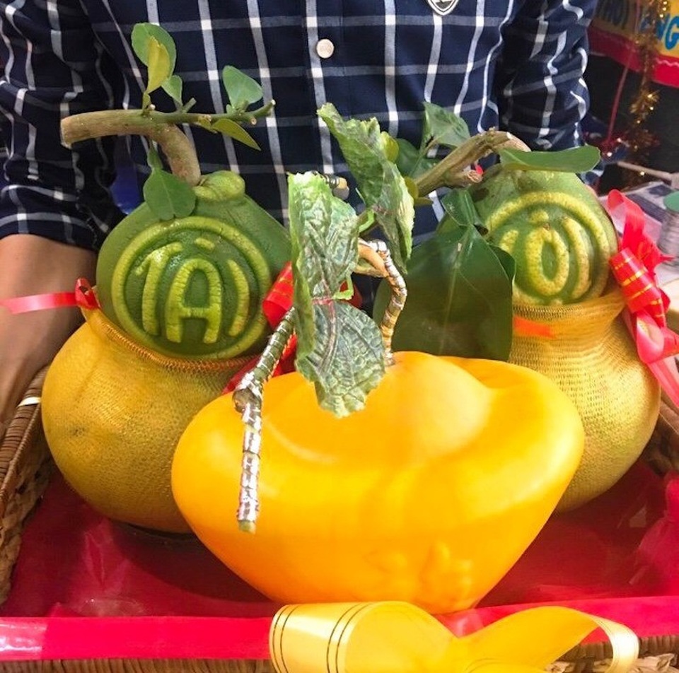 Trái cây độc, lạ miền Tây ồ ạt lên TPHCM phục vụ Tết - 4 Dưa hấu thỏi vàng giá 3,5 triệu đồng/cặp
