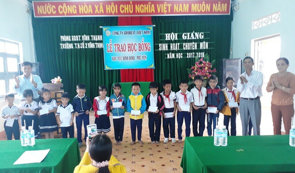 Grobest Việt Nam thắp sáng ước mơ học sinh nghèo miền đất võ - 5 Các em học sinh ở xã vùng cao của thuộc xã Vĩnh Thịnh (huyện Vĩnh Thạnh) nhận học bổng.