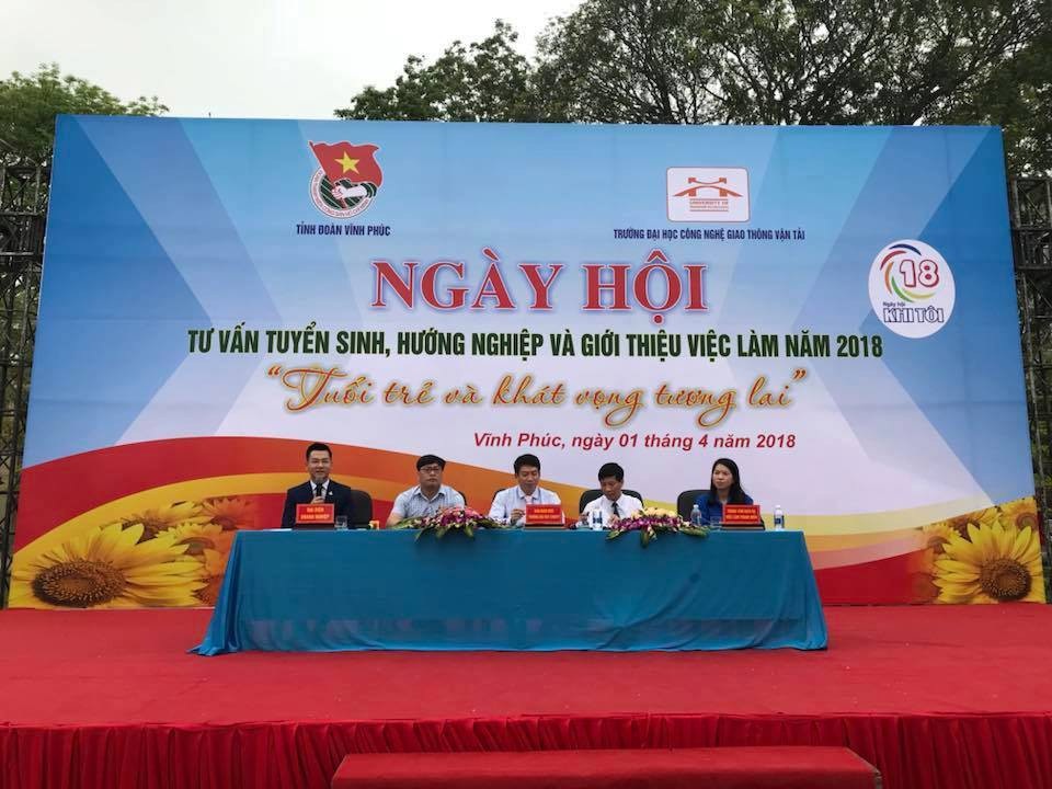 Hàng nghìn học sinh được tư vấn trong ngày đầu nộp hồ sơ đăng ký dự thi - 1 Hàng nghìn học sinh được tư vấn trong ngày đầu nộp hồ sơ đăng ký dự thi - 1