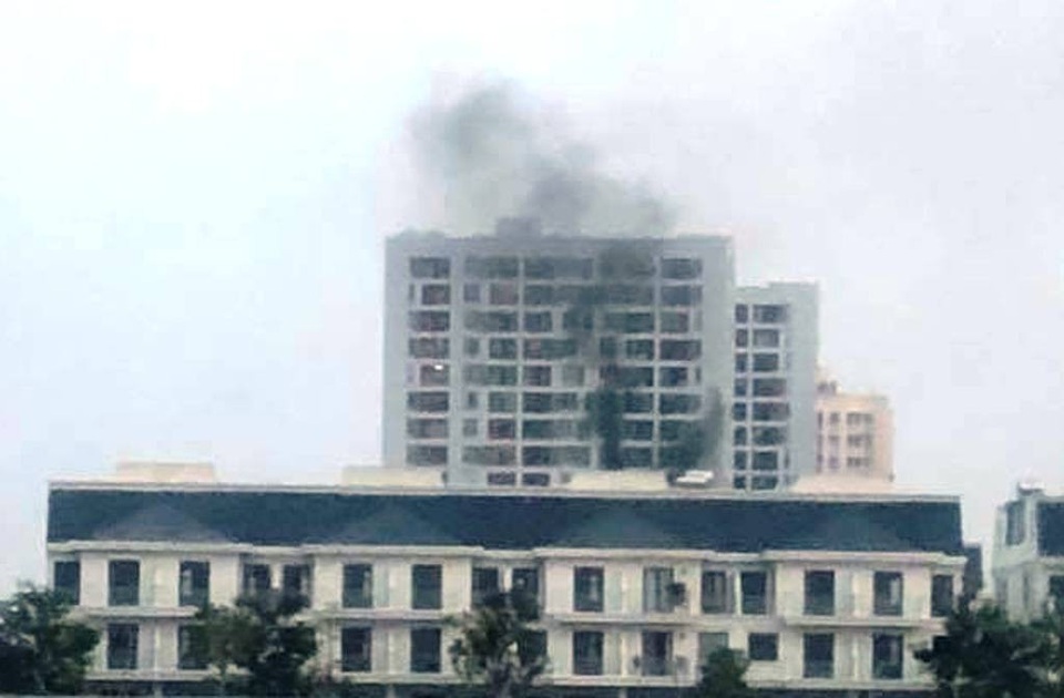 Cháy căn hộ tầng 8 chung cư, cư dân tháo chạy hỗn loạn - 1 Khói đen ngùn ngụt từ vụ cháy tại tầng 8 chung cư trên đường Nguyễn Duy Trinh, quận 2, TPHCM chiều 1/4.