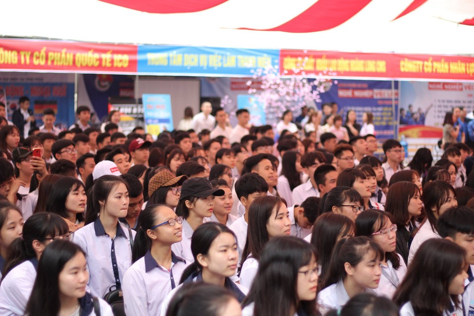 Hàng nghìn học sinh được tư vấn trong ngày đầu nộp hồ sơ đăng ký dự thi - 2
Hàng nghìn thí sinh tham dự ngày hội