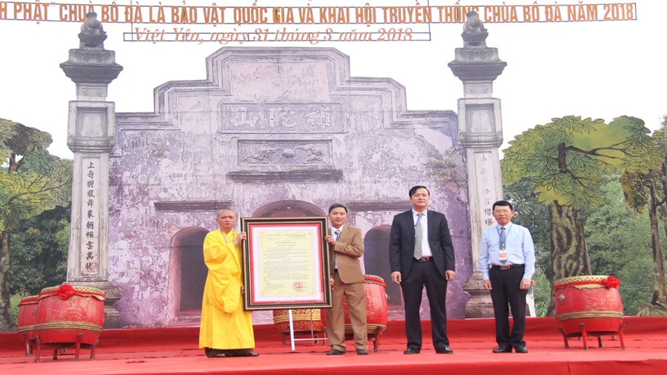Mộc bản kinh phật chùa Bổ Đà chính thức được công nhận là Bảo vật quốc gia - 3
Thừa ủy quyền của Thủ tướng Chính phủ, ông Lê Ánh Dương, Phó Chủ tịch UBND tỉnh đã trao Quyết định công nhận Mộc bản chùa Bổ Đà là Bảo vật quốc gia cho lãnh đạo huyện Việt Yên, xã Tiên Sơn và trụ trì chùa Bổ Đà. (Ảnh: Báo Bắc Giang)
