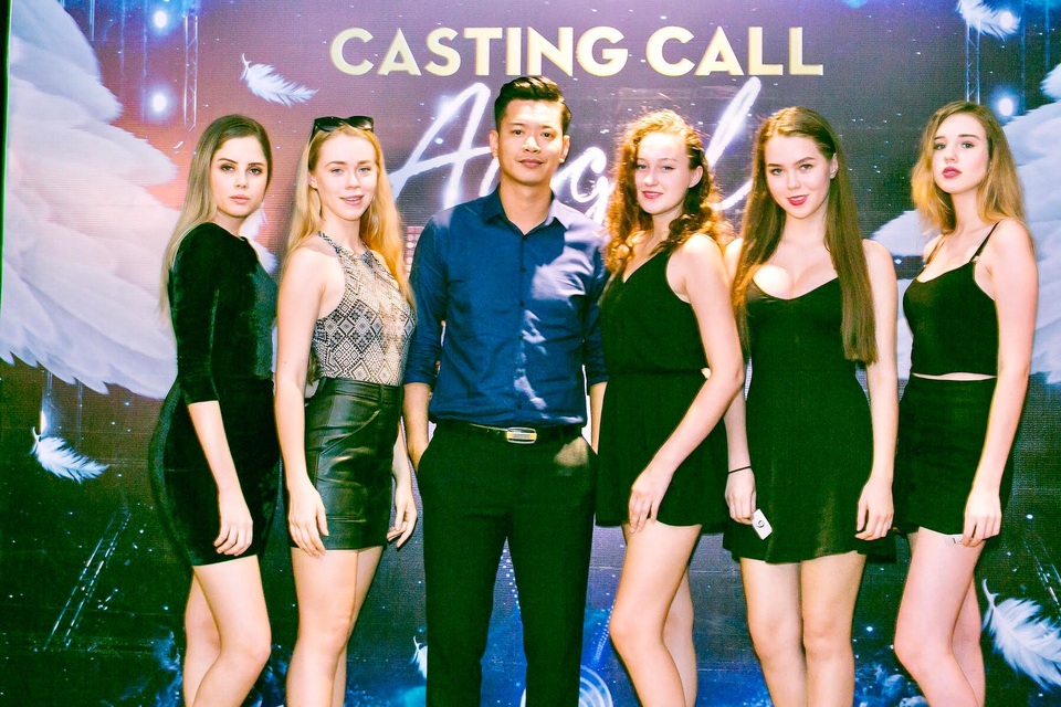 
Với kinh nghiệm gần 15 năm trên sàn catwalk, đã đoạt được nhiều giải thưởng cao trong các cuộc thi trong nước và quốc tế, Đức Vĩnh cũng đã tích lũy đc kinh nghiệm cho nên rất tự tin trong vai trò này
