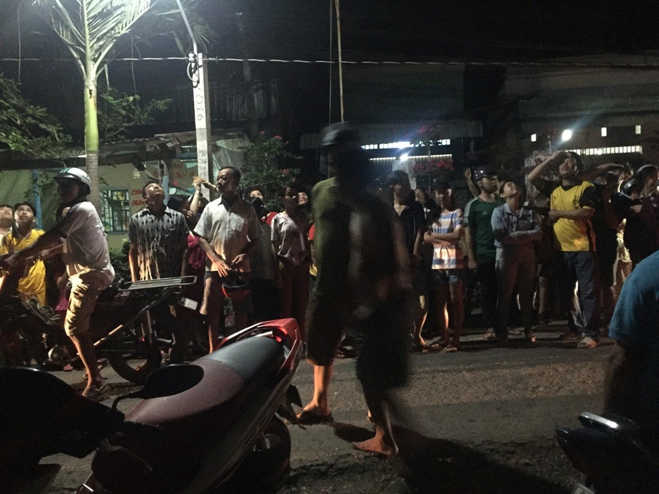 
Rất đông người đến xem, ghi hình hiện tượng cây còng phun nước.
