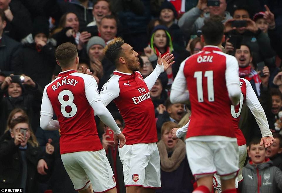 Arsenal 3-0 Stoke City: Những phút cuối rực rỡ - 1
Aubameyang (giữa) có cú đúp đầu tiên kể từ khi khoác áo Arsenal