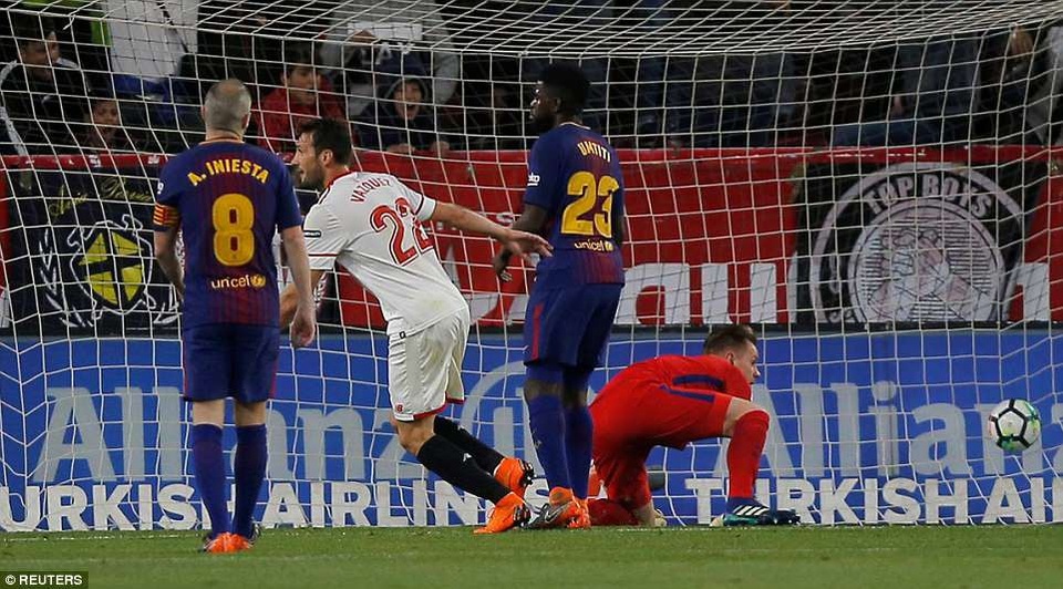 Messi, Suarez ghi bàn ở hai phút cuối, Barcelona may mắn hòa Sevilla - 2
Sevilla gây bất ngờ khi dẫn trước 2-0 sau 50 phút thi đấu