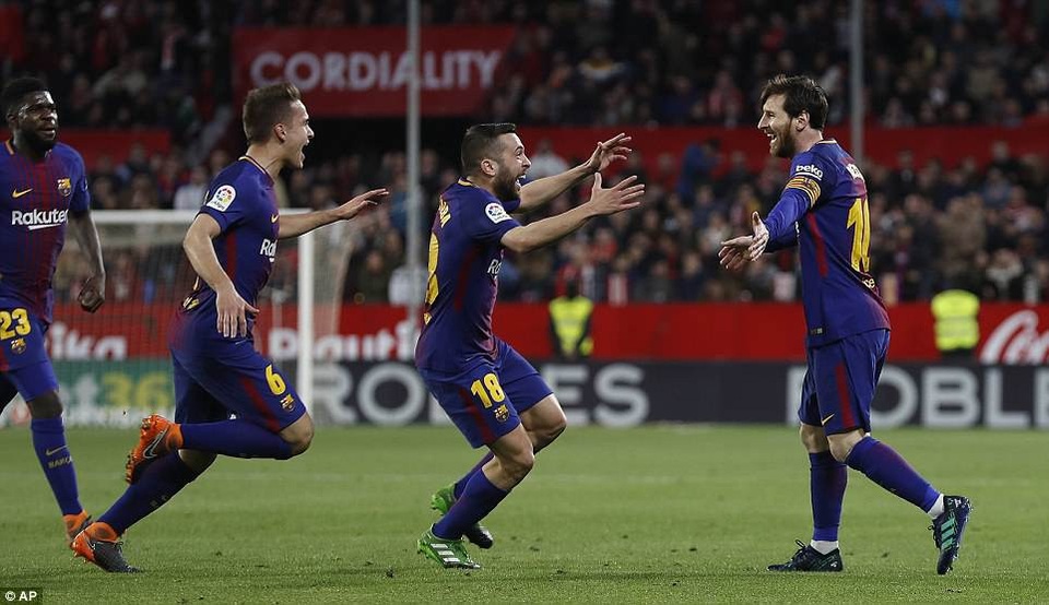Messi, Suarez ghi bàn ở hai phút cuối, Barcelona may mắn hòa Sevilla - 4
Sự chói sáng của Messi giúp Barcelona cầm hòa Sevilla tại Sanchez Pizjuan