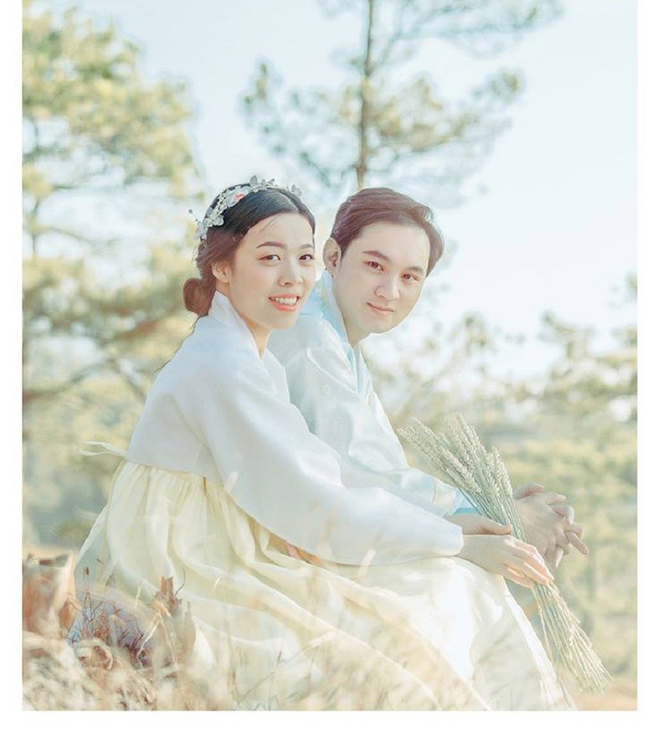 
“Hồi đó, tụi mình quen nhau qua một diễn đàn dành cho fans của Mỹ Tâm, sau đó nói chuyện qua lại cảm thấy có nhiều sở thích giống nhau như du lịch, ăn uống nên làm quen, bắt đầu từ bạn rồi thân hơn”, Henry chia sẻ về cơ duyên quen nhau.
