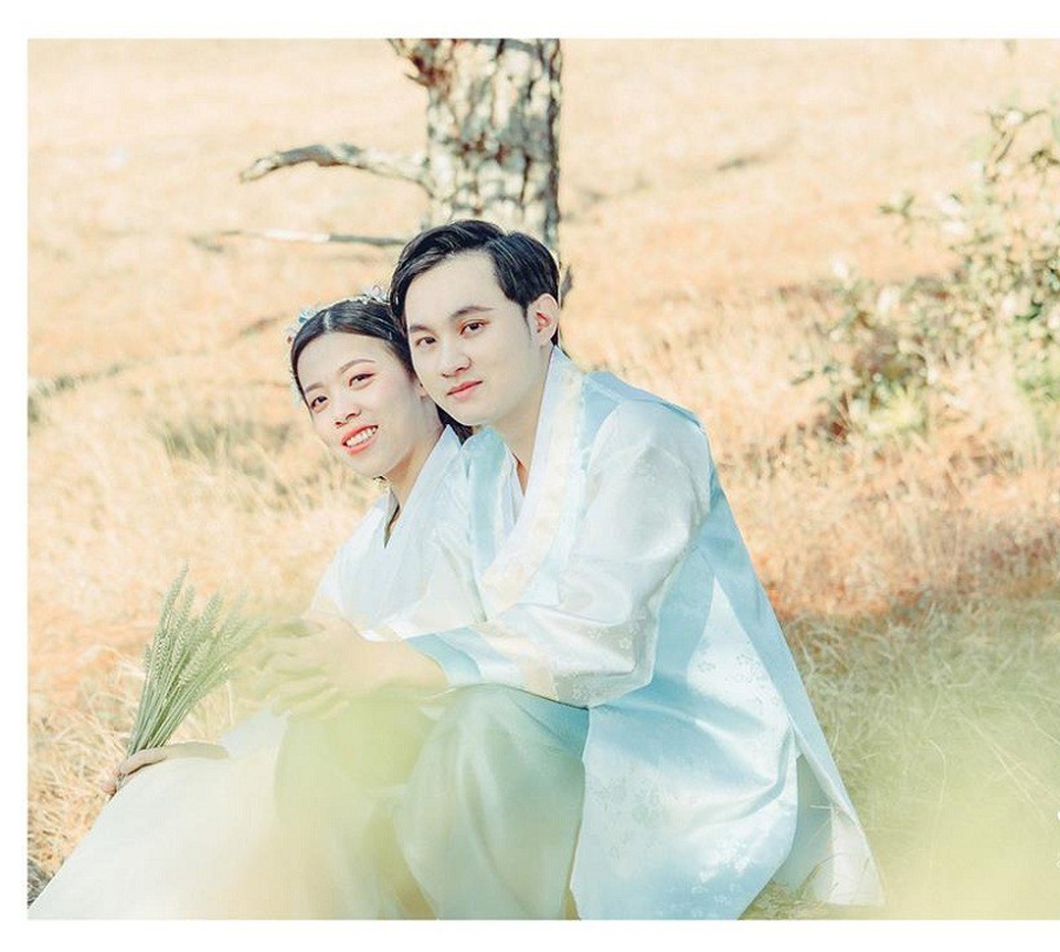 Henry tên thật là Thanh đến từ TP. HCM, hiện đang làm trong ngành ngân hàng còn cô bạn gái Joyce là thiếu nữ người Việt gốc Hoa hiện đang làm việc trong ngành khách sạn tại Mỹ. Cặp đôi bắt đầu quen nhau từ năm 2011 khi cả hai cùng là fans hâm mộ của ca sĩ Mỹ Tâm.