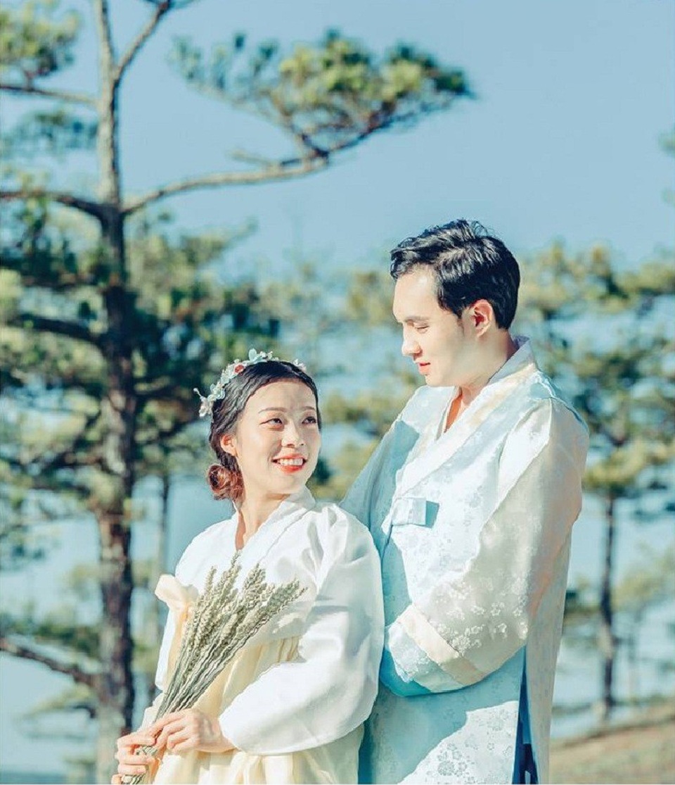 Henry và Joyce đã nhờ nhiếp ảnh Nguyễn Thế Vinh ghi lại những khoảnh khắc tuyệt đẹp của cả hai giữa không gian của thành phố tình yêu Đà Lạt.