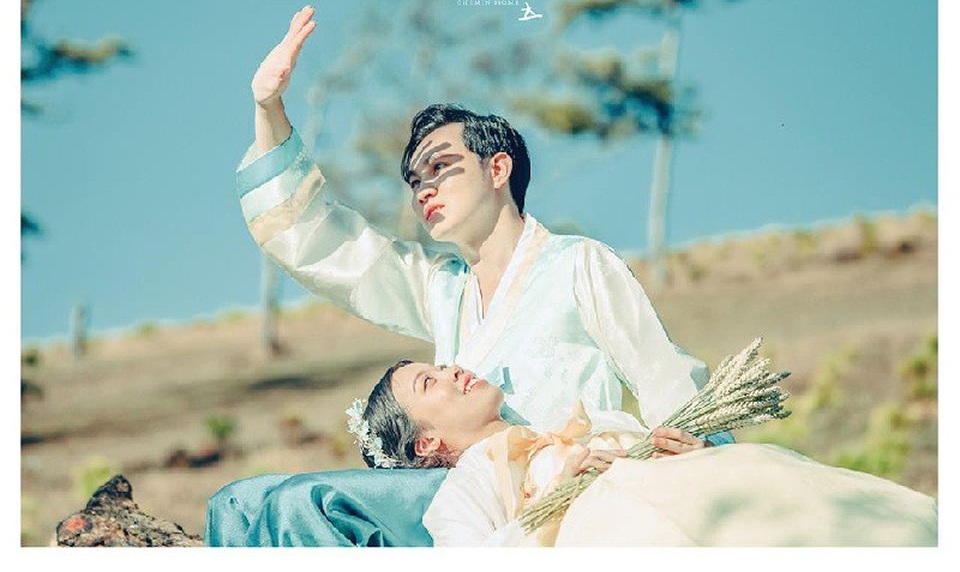 “Tụi mình giống nhau cùng thích K-Pop và phim Hàn. Joyce rất mê phim “Mây họa ánh trăng” nên muốn chụp một bộ như vậy để kỷ niệm 7 năm yêu nhau của tụi mình”, Henry nói.