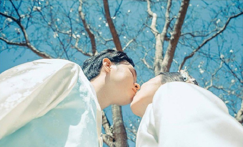 
Sau bao nhiêu sóng gió cặp đôi vẫn cùng nhau vượt qua và tính đến nay vừa tròn 7 năm gắn bó. Để kỷ niệm tình yêu đẹp này cặp đôi đã quyết định chụp bộ ảnh theo ý tưởng phim “Mây họa ánh trăng”, một bộ phim cổ trang rất nổi tiếng của Hàn Quốc.
